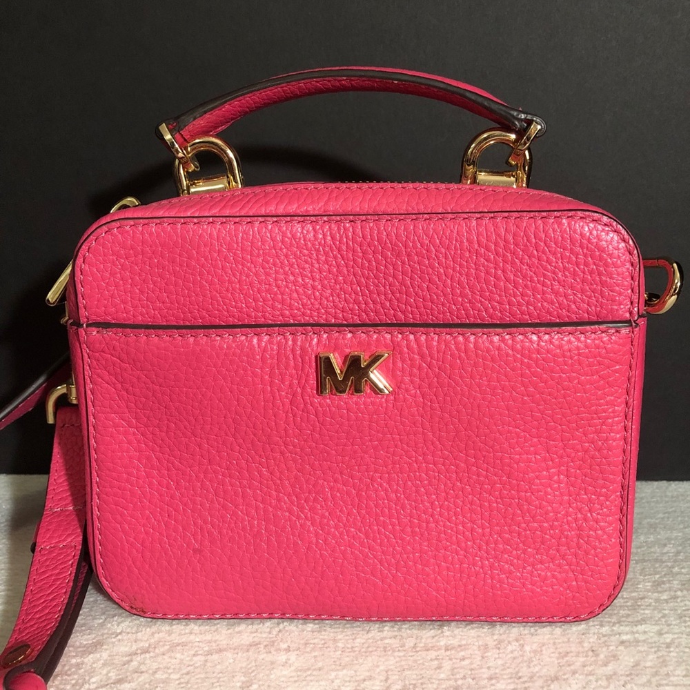 ‼️ SOLD! Michael Kors Cuteeee Camera Bag!! ‼️